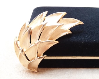 vintage CROWN TRIFARI chunky gold tone leaf shaped BROOCH, unique gift for her, collectible jewelry