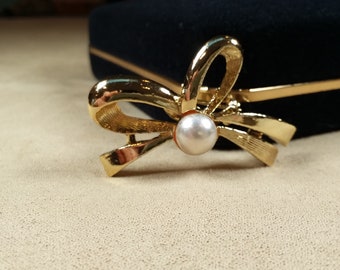 vintage GERRYS BOW shaped pearl gold tone BROOCH, unique gift for her, collectible jewelry