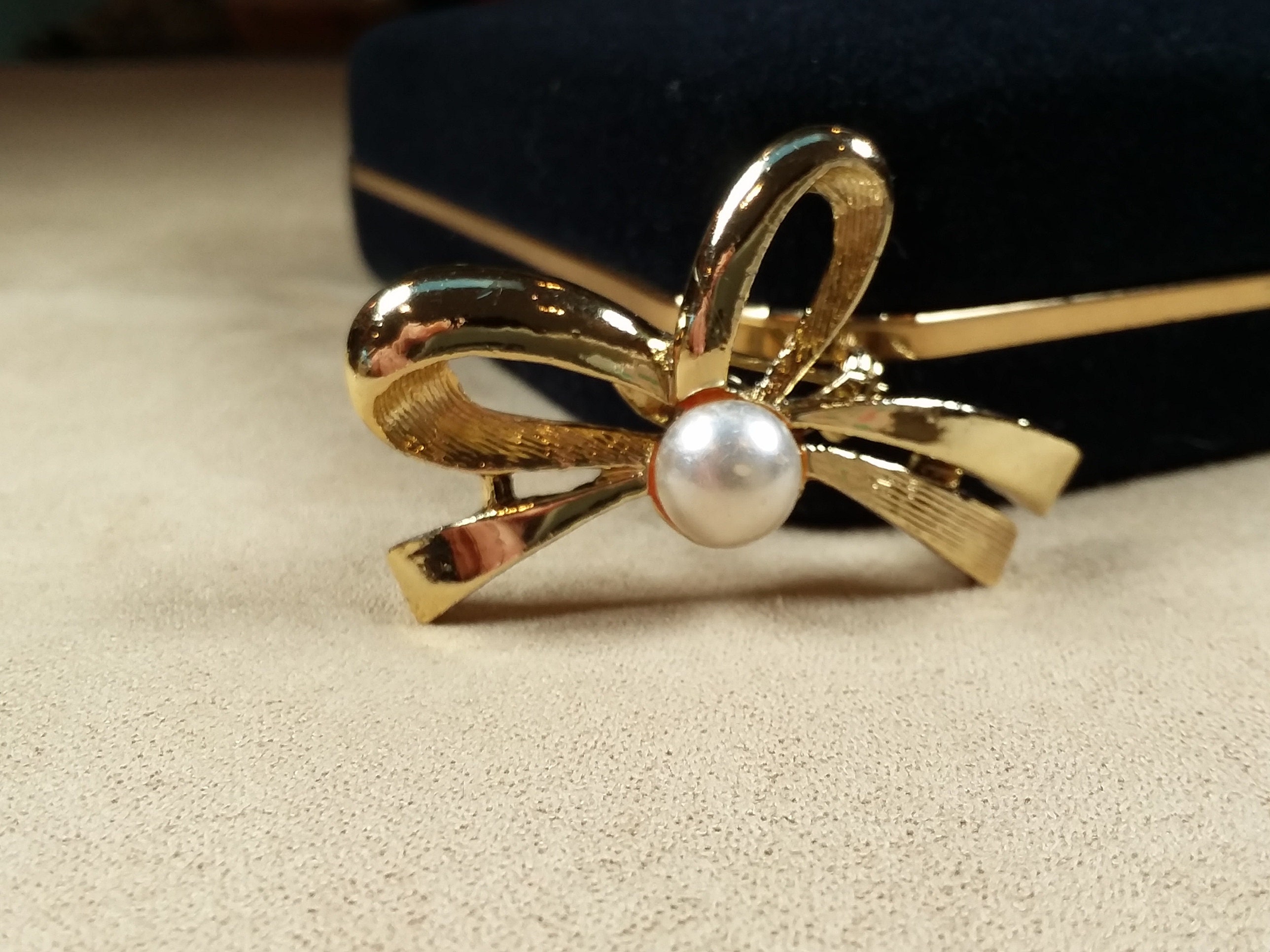 Vintage GERRYS BOW Shaped Pearl Gold Tone BROOCH Unique Gift - Etsy