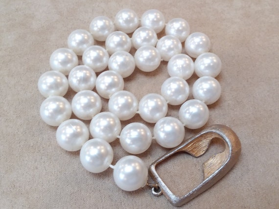 VINTAGE 20th style unique white pearl wedding nec… - image 3