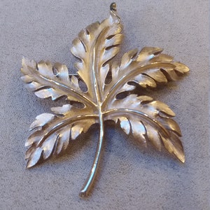 vintage Stunning CROWN TRIFARI large gold tone maple leaf BROOCH, unique collectible jewelry