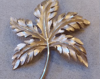 vintage Stunning CROWN TRIFARI large gold tone maple leaf BROOCH, unique collectible jewelry