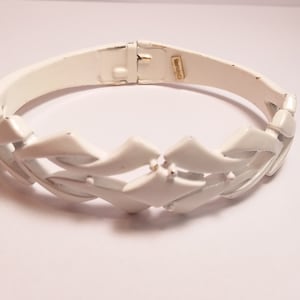 vintage raro corona TRIFARI brazalete de boda de esmalte blanco, joyería coleccionable única