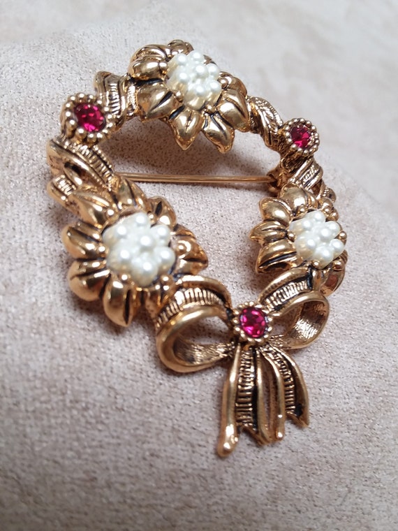 vintage AVON gold tone pearls and read crystals W… - image 3