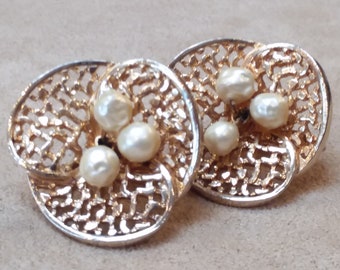 vintage elegante tono dorado PEARL clip-on FLORAL EARRINGS, regalo único para su