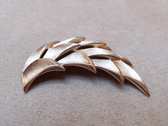 vintage CROWN TRIFARI chunky gold tone leaf shape… - image 4