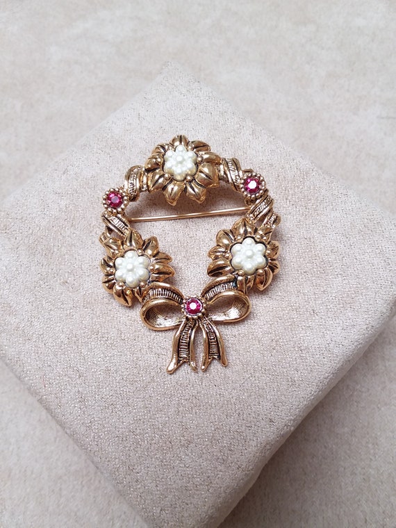 vintage AVON gold tone pearls and read crystals W… - image 1