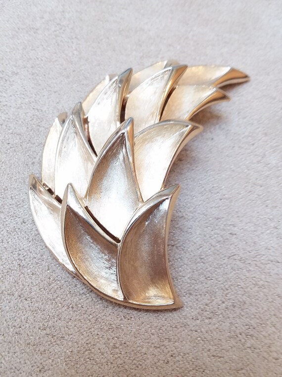 vintage CROWN TRIFARI chunky gold tone leaf shape… - image 2
