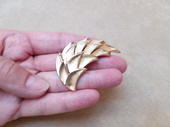 vintage CROWN TRIFARI chunky gold tone leaf shape… - image 5