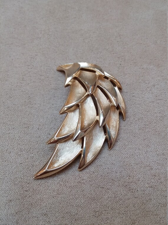 vintage CROWN TRIFARI chunky gold tone leaf shape… - image 3