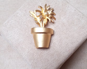 VINTAGE signed "W" gold tone DAISY flower in the pot BROOCH, unique gift for her, gift for mom, collectible jewelry