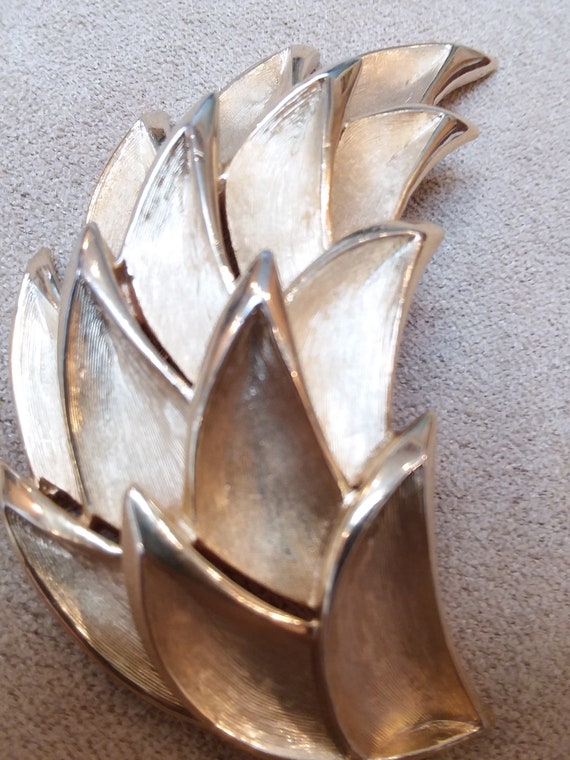 vintage CROWN TRIFARI chunky gold tone leaf shape… - image 8
