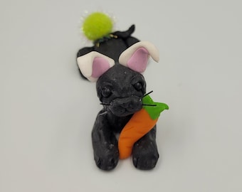 Lapin de Pâques chat avec sculpture en argile polymère carotte par Sandra