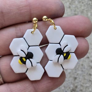 Bijenoorbellen - bijenoorbellen polymeerklei - handgemaakte kleioorbellen - lenteoorbellen - bijenliefhebber cadeau - drop oorbellen - Bubaloo&#39;s Art Earring