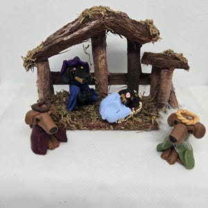 Belén de arcilla polimérica - Belén de perro hecho a mano - Figuras de perro - Juego de belén de 4 piezas con forma de perro salchicha - Regalo para amantes de los perros - Decoraciones navideñas para perros