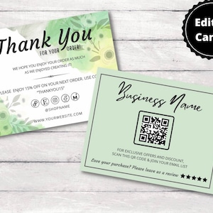 Könnte beinhalten: Eine grüne und weiße Dankeskarte mit einem Blumenmuster. Die Karte enthält einen QR-Code, Social-Media-Icons und den Text "Vielen Dank für Ihre Bestellung!" und "Firmenname".