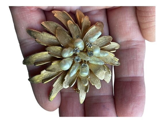 Vintage Chrysanthemum Brooch Pin MCM 60s 70s Gold… - image 2