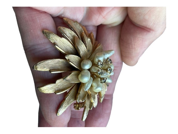 Vintage Chrysanthemum Brooch Pin MCM 60s 70s Gold… - image 3