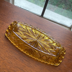 Plato de mantequilla en vidrio color ámbar con borde festoneado / MidCentury
