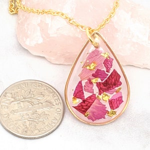 Gepresste Blume Halskette, kleine Gold Träne, Rosenblätter, Harz Schmuck, Blumenmädchen Vorschlag, Valentines, Juni Geburt Blume