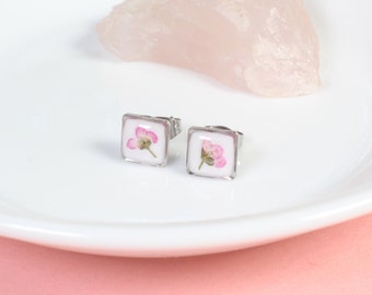 Petites boucles d’oreilles carrées en fleurs pressées, Alyssum séché rose clair, bijoux en résine faits à la main, boucles d’oreilles nature délicates, or, argent, botanique