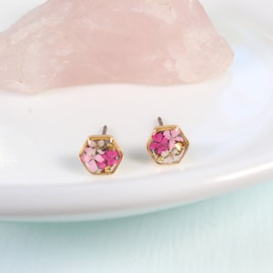 Kleine gepresste Blumen Ohrstecker, Harz Ohrstecker, Mikro Schmuck, handgemachte Hexagon Ohrstecker, hypoallergene Titan, Teeny, Gold, Silber