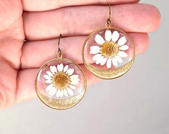 Daisy earrings, pressed flower dangles, brass, white dried flowers, handmade resin jewelry, botanical wildflower earrings, nature lover gift