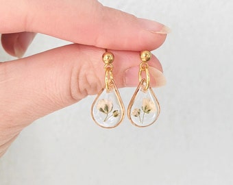 Tiny baby's breath dangle earring, small teardrop white flower, new mom gift, nature resin, handmade pressed flower jewelry, dainty, boho