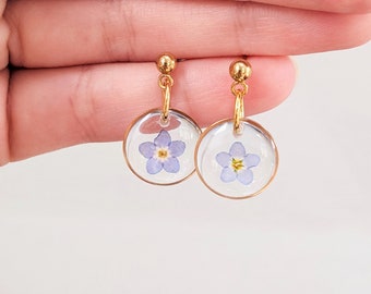 Gold Vergissmeinnicht Ohrringe, gepresste Blume Ohrstecker, kleine Ohrstecker, harz Ohrringe, Vergissmeinnicht Schmuck, handgemacht, minimalistisch
