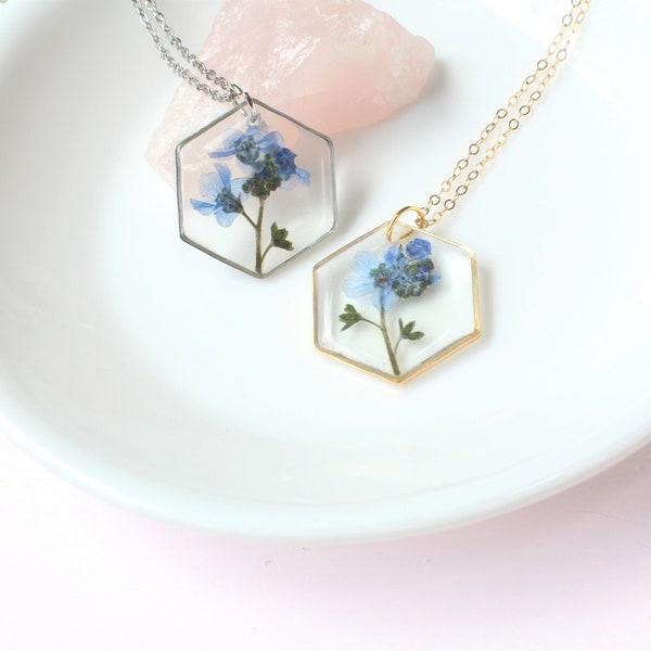 Collier myosotis, collier de fleurs pressées, pendentif hexagone ne m'oublie pas, plante en résine, cadeau de fête des mères botanique fait à la main pour elle