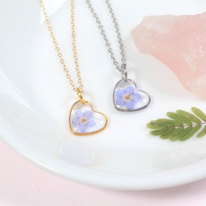 Forget Me Not Necklace, Small Pressed Flower Heart Pendant, Dainty Forget-me-not Resin Jewelry, Gift for Loss, Forgetmenot, Valentine&#39;s Gift