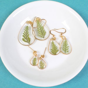 Tiny fern dangle earrings, small teardrop leaf studs, nature lover gift, resin real plant jewelry, pressed flower earrings, dainty, handmade 画像 9