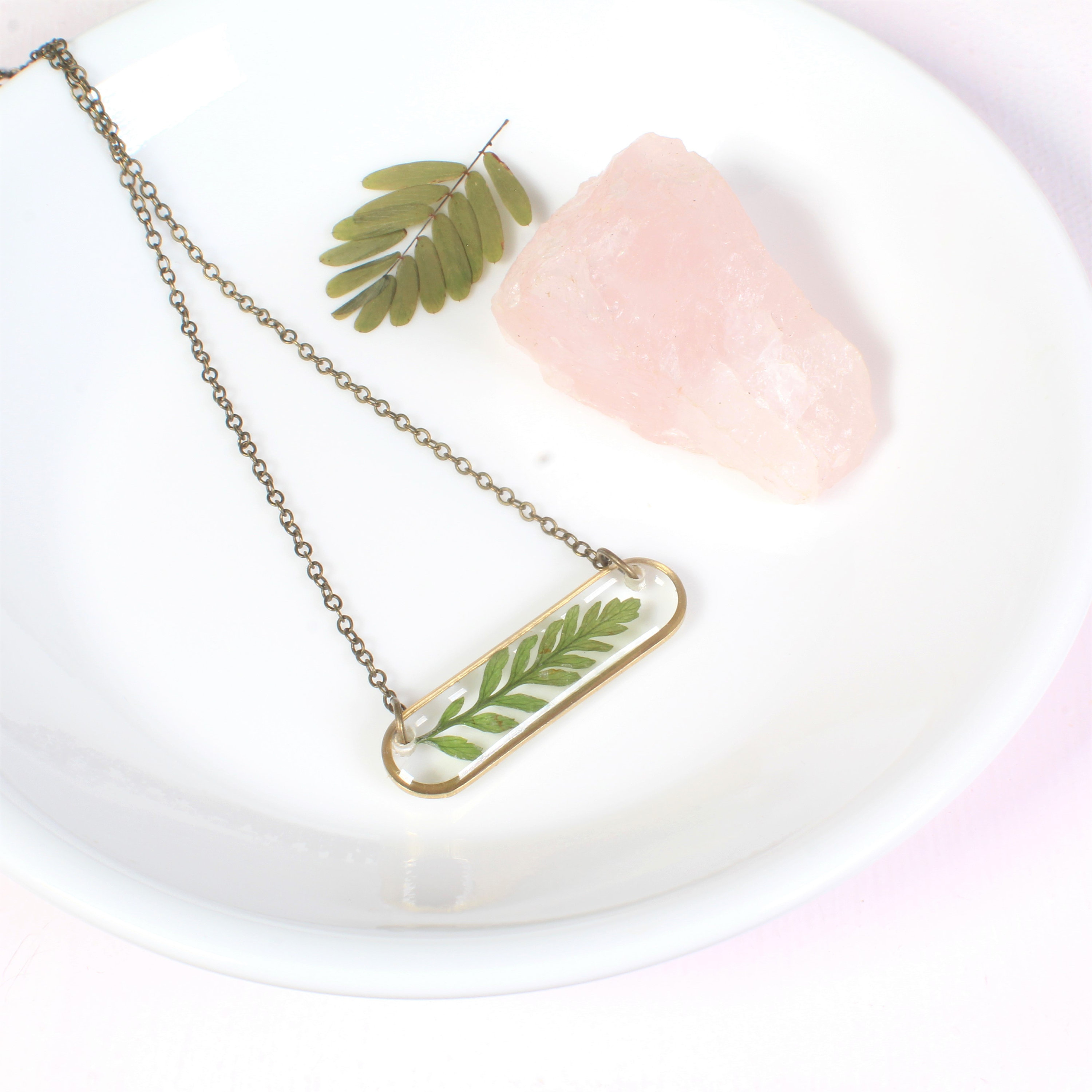 Oval Far Bar Halskette, echte Pflanzenharz Schmuck, getrocknetes Blatt, Messing, Bronze, handgefertigte erhaltene Natur Anhänger Terrarium Woodland Botanical