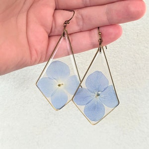 Große Hortensie Ohrringe, blaue gepresste Blume Ohrringe, Harz getrocknete Blume Schmuck, handgemacht, Drachen Form, Dreieck Ohrringe