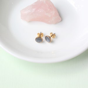 Kleine moderne minimalistische graue Ohrstecker, Resin Ohrringe, hypoallergene Titan, Geometrisch, Gold Kreise Schiefer grau, Layering, Akzent Ohrstecker