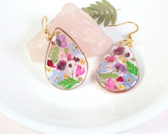 Boucles d'oreilles pendantes fleurs pressées, grande larme dorée, fleurs sauvages, bijoux végétaux en résine botanique, vraies fleurs sèches colorées faites à la main