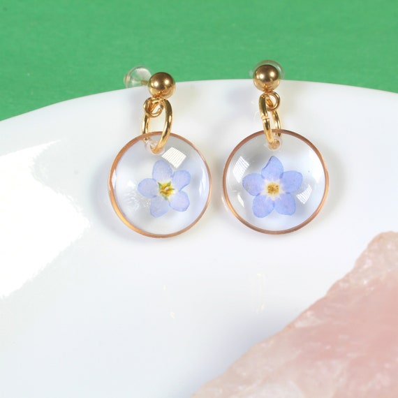 押し花のイヤリング 勿忘草 ハンドメイド ハンドメイド勿忘草のお花型