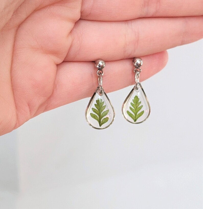 Petites boucles doreilles pendantes de fougère, petits clous de feuilles en forme de larme, cadeau damoureux de la nature, bijoux de plantes réelles en résine, boucles doreilles en fleurs pressées, délicates, faites à la main image 3