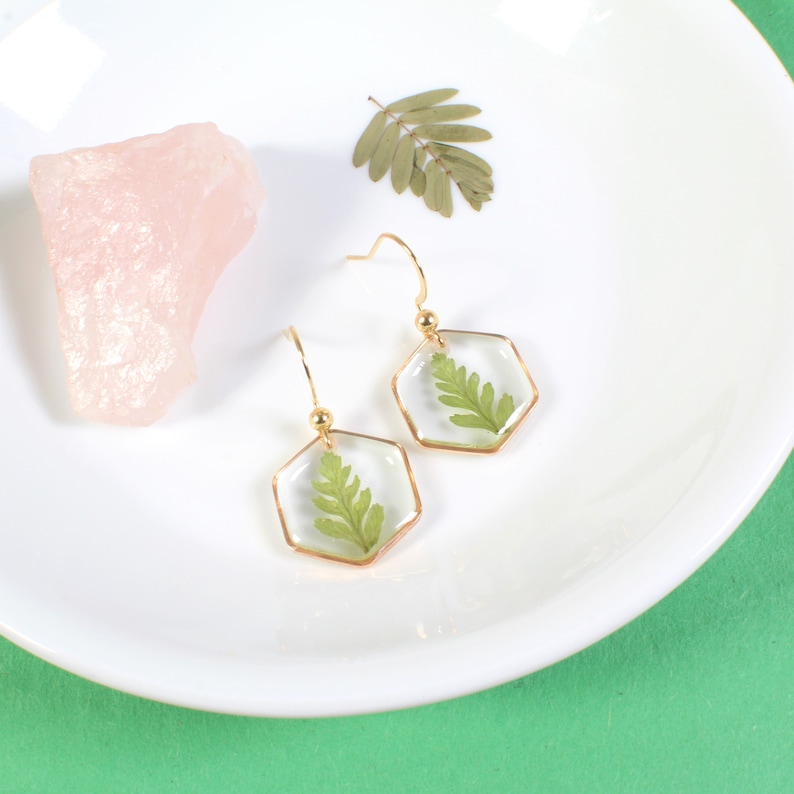 Boucle d'oreille en forme de feuille de fougère véritable, bijoux de plantes en résine, boucles d'oreilles petites fougères, boucles d'oreilles en fleurs pressées, bijoux en fleurs séchées à la main en résine Nature image 8