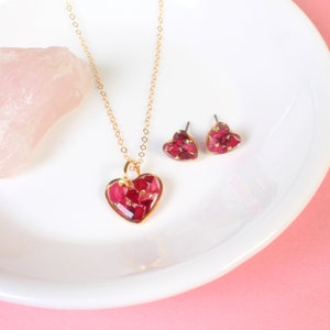 Rose petal jewelry gift set, pressed flower heart necklace, stud earrings, dried flowers, resin, Mother&#39;s day gift for her, crushed roses