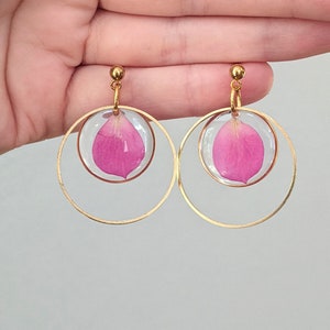 Gold Schmetterling Rosenblätter Ohrringe, leuchtend rosa gepresste Blumen Ohrringe, feminine Ohrhänger, handgemacht, handcrafted, Naturschmuck, Harz