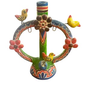 Candelabro de arcilla con forma de árbol de la vida, pintado a mano, de arte popular mexicano antiguo.