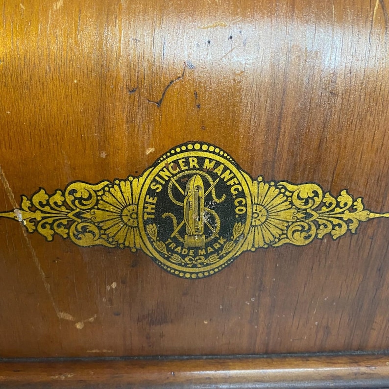 Máquina de coser Singer antigua de madera, caja de madera curvada, asa, sin herrajes, solo la tapa. imagen 5