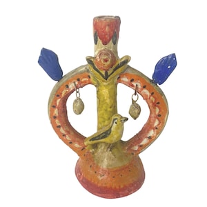 Arte popular mexicano de los años 60. Candelabro Metepec con forma de árbol de la vida, pájaro y doble campana. Tinte de anilina.