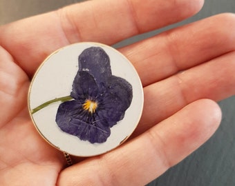 Broche de fleurs, vraie fleur de violette pressée, épingle de fleur de naissance de février, bijoux en béton blanc