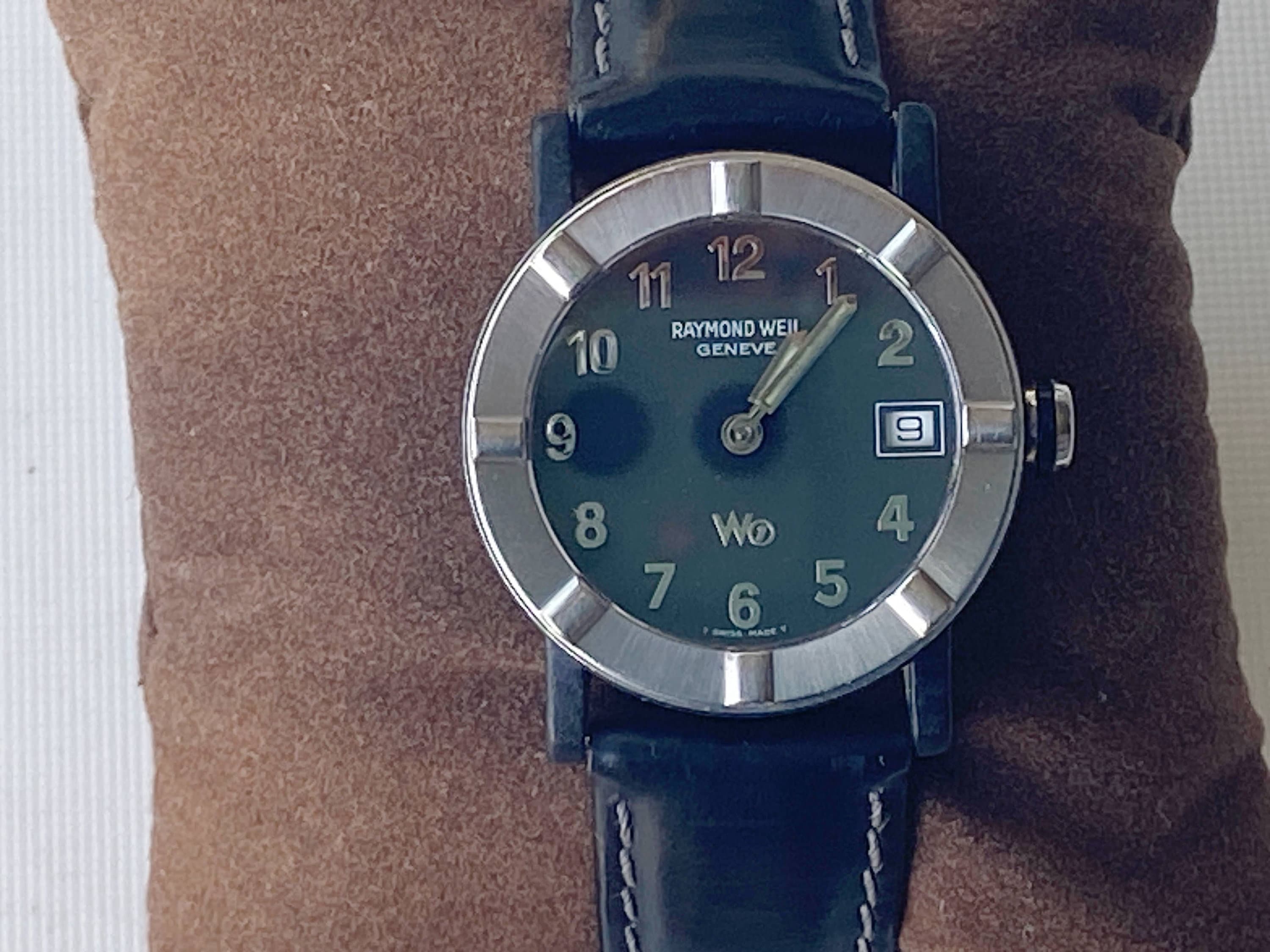 Vintage Raymond Weil W1 3000 Ladies Quartz Watch, 30mm Case Vintage Raymond Weil W1 3000 Ladies Quartz Watch, 30mm Case