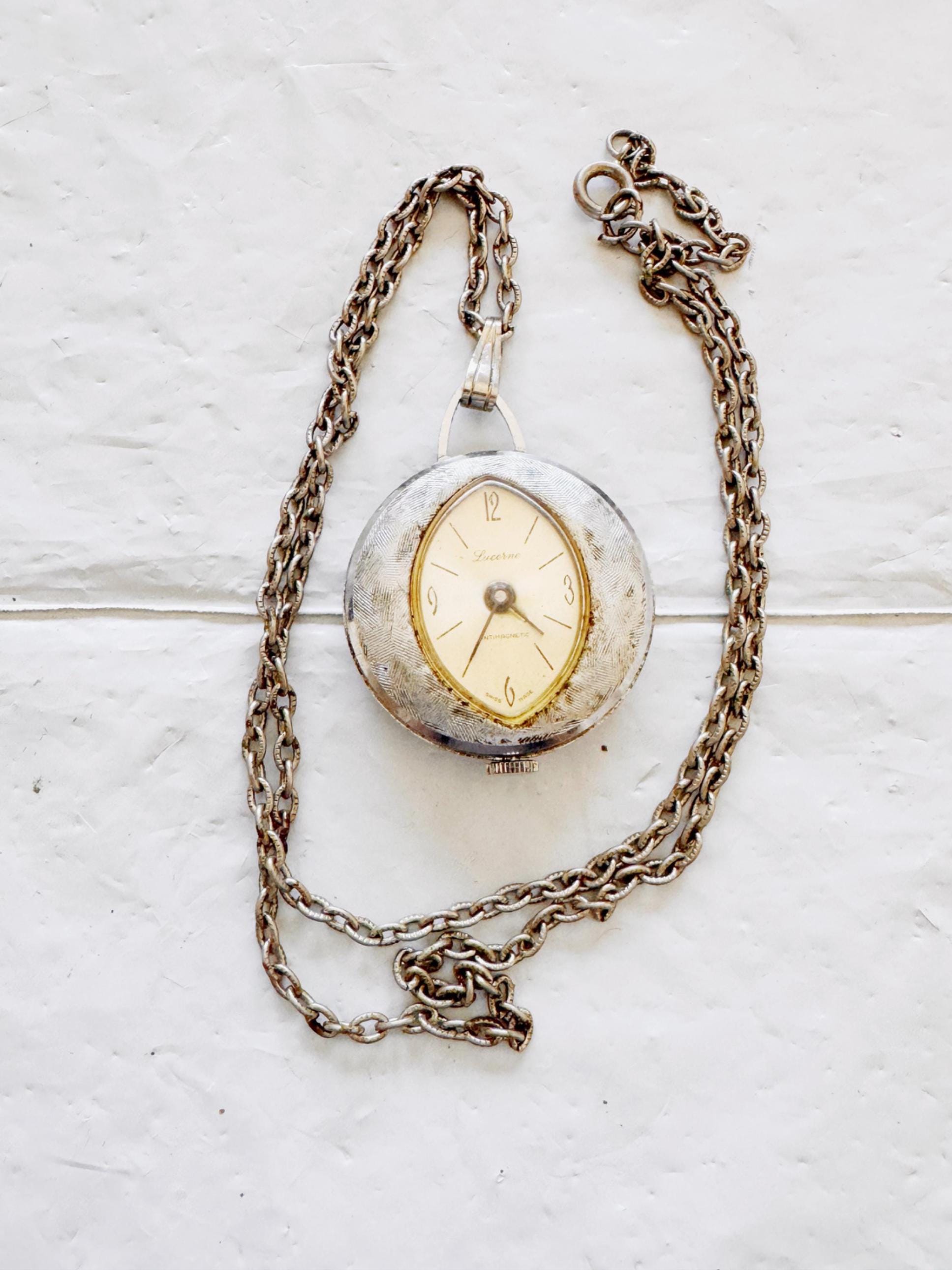 Montre Pendentif Vintage Lucerne Années 1950 Avec Diamants Et Cristal Biseauté - Fonctionne