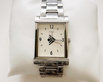 Silpada Designs Unisex Quartzklocka Silverfärgad Rektangulär Urtavla 26 x 32 mm Löptid