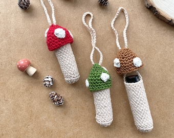 Lippenstift Hülle Pilz gehäkelt | Pilzanhänger rot grün braun | Taschenanhänger Taschenbaumler | Baumwollgarne | Häkel-Hülse zum Anhängen
