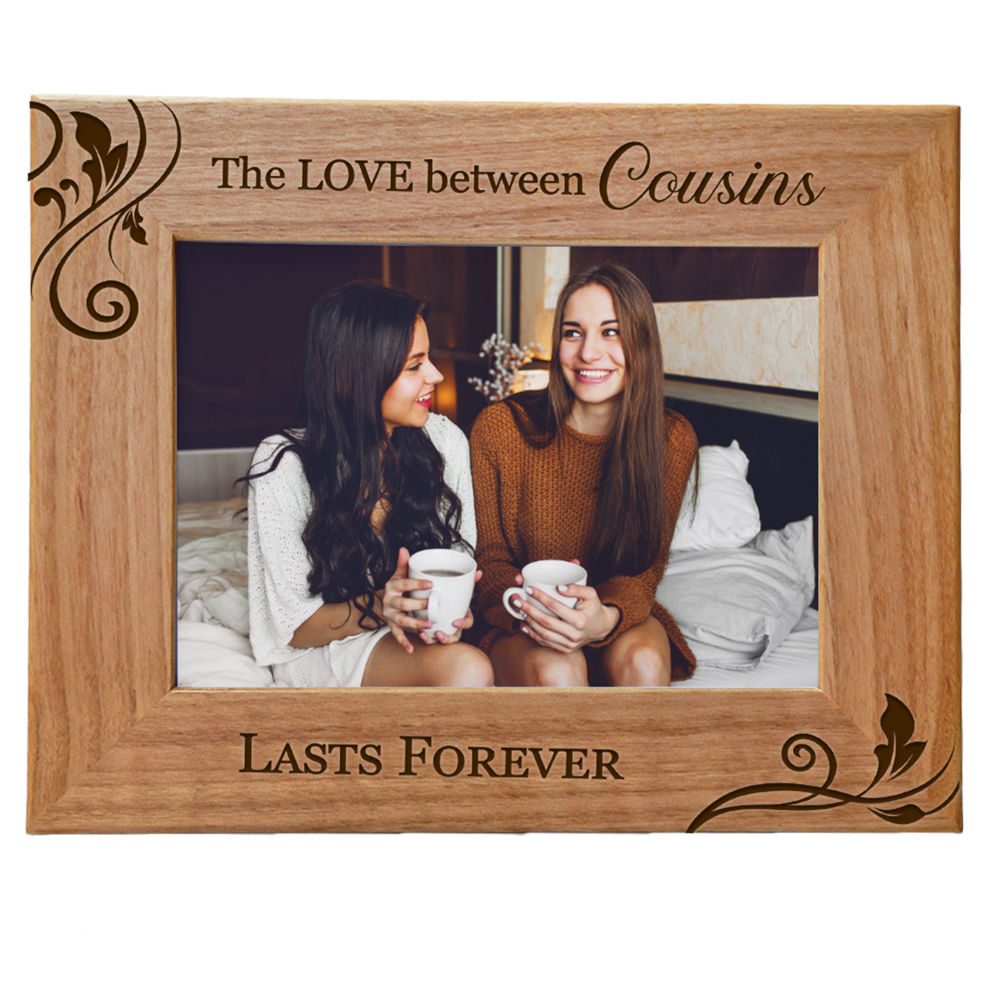 Regalo Cugino Inciso Laser The Love Between Cousins Lasts Forever, Cornice Portafoto Da Tavolo In Legno Di Ontano Naturale Inciso, Da Appendere (10 X 15 Cm Verticale Idea Regalo Compleanno O Natale